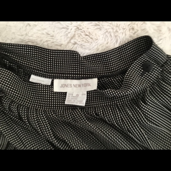 Jones New York Dresses & Skirts - Jones NY pleated skirt, rayon, blk/white, size 4.